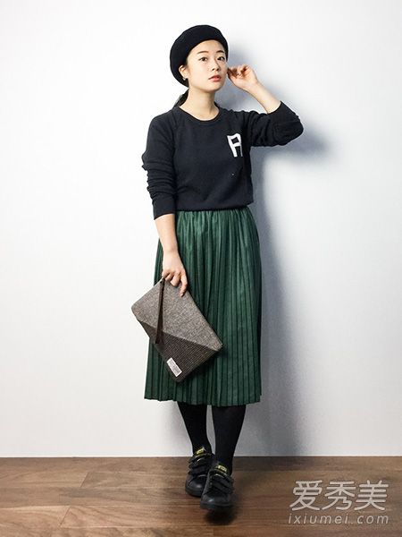 Slim comfort pleated skirt up what is best? A pair of sneakers is a perfect match
