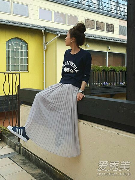 Slim comfort pleated skirt up what is best? A pair of sneakers is a perfect match